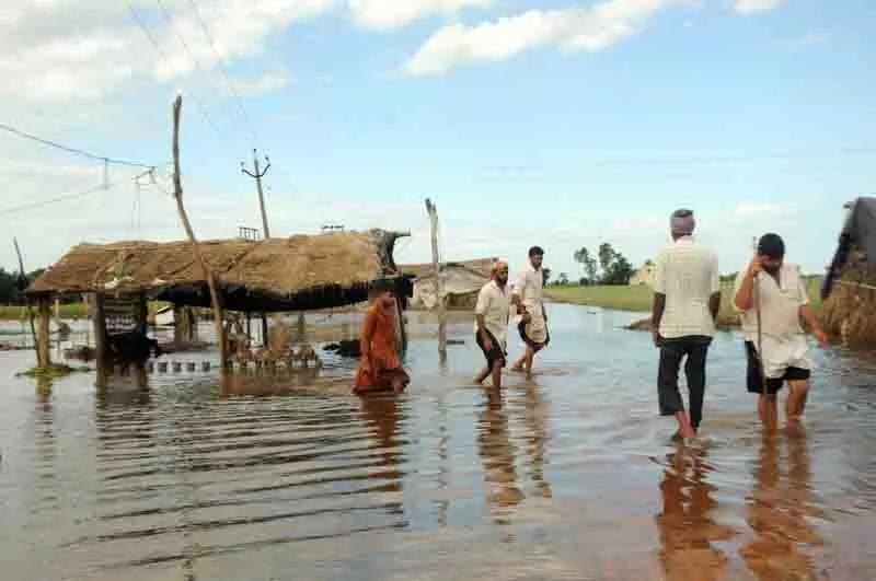 मंत्री ने Gurdaspur में बाढ़ प्रभावित इलाकों का दौरा किया, जिला अधिकारियों से बातचीत की मंत्री ने Gurdaspur में बाढ़ प्रभावित इलाकों का दौरा किया, जिला अधिकारियों से बातचीत की