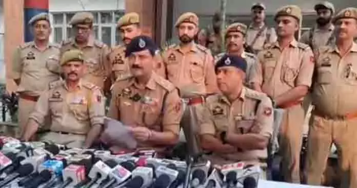 Jammu: चोरी के 8 मामलों का खुलासा, 28 लाख रुपये की चोरी की संपत्ति बरामद Jammu: चोरी के 8 मामलों का खुलासा, 28 लाख रुपये की चोरी की संपत्ति बरामद