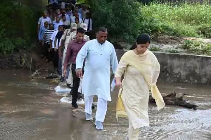 उपायुक्त Samba ने बाढ़ प्रभावित क्षेत्रों का दौरा किया, प्रभावित परिवारों को राहत प्रदान की उपायुक्त Samba ने बाढ़ प्रभावित क्षेत्रों का दौरा किया, प्रभावित परिवारों को राहत प्रदान की
