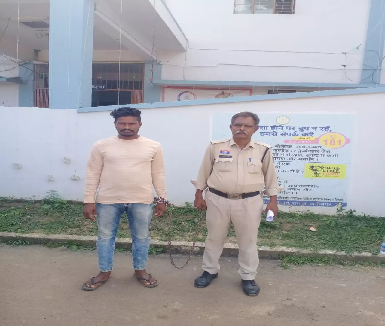 खरोरा में अवैध चाकू के साथ आरोपी गिरफ्तार, आर्म्स एक्ट के तहत मामला दर्ज खरोरा में अवैध चाकू के साथ आरोपी गिरफ्तार, आर्म्स एक्ट के तहत मामला दर्ज