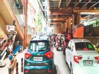 दोनों तरफ पार्किंग के कारण रिवरबेड रोड पर जाम दोनों तरफ पार्किंग के कारण रिवरबेड रोड पर जाम