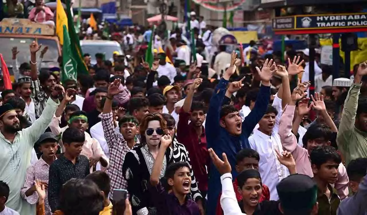 Hyderabad के पुराने शहर में मरकज़ी मिलाद जुलूस में हज़ारों लोग शामिल हुए Hyderabad के पुराने शहर में मरकज़ी मिलाद जुलूस में हज़ारों लोग शामिल हुए