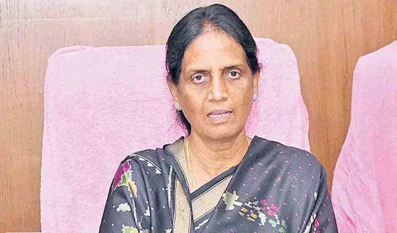 क्या आप छात्रों की ज़िंदगी से खिलवाड़ कर रहे हैं? विधायक Sabitha ने सीएम रेवंत पर निशाना साधा क्या आप छात्रों की ज़िंदगी से खिलवाड़ कर रहे हैं? विधायक Sabitha ने सीएम रेवंत पर निशाना साधा