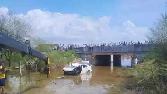 Jaipur: पानी भरे अंडरपास में कार गिरने से 7 लोगों की मौत Jaipur: पानी भरे अंडरपास में कार गिरने से 7 लोगों की मौत