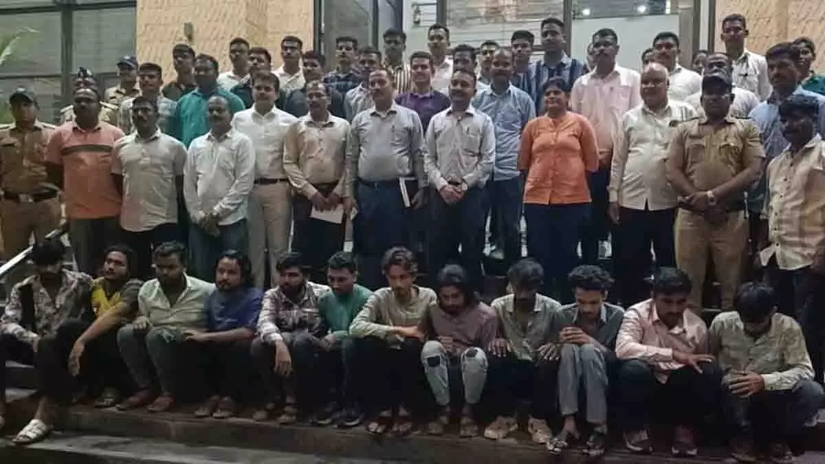 Chhatrapati Sambhajinagar: वालुज छापेमारी में 2,504 बोतल नशीला पदार्थ बरामद Chhatrapati Sambhajinagar: वालुज छापेमारी में 2,504 बोतल नशीला पदार्थ बरामद