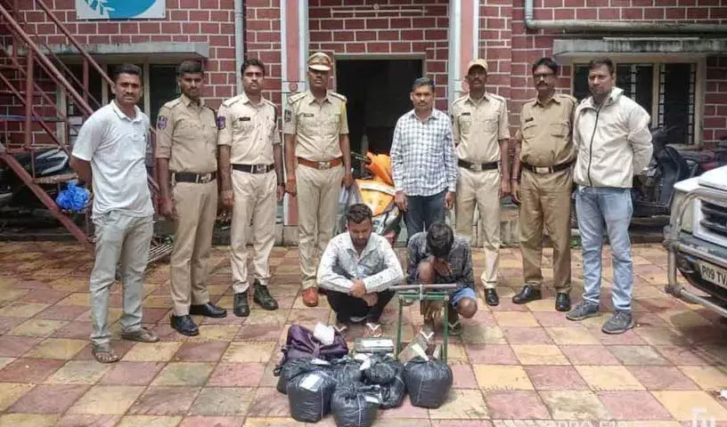 Dhulpet में 8 किलो गांजा जब्त Dhulpet में 8 किलो गांजा जब्त