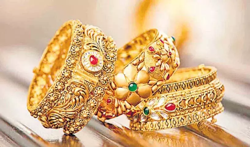 सोने की चूड़ियाँ चोरी होने की पुलिस से शिकायत सोने की चूड़ियाँ चोरी होने की पुलिस से शिकायत