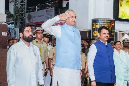 राजभवन में महाराष्ट्र के नवनियुक्त राज्यपाल का भव्य स्वागत, गार्ड ऑफ ऑनर मिला राजभवन में महाराष्ट्र के नवनियुक्त राज्यपाल का भव्य स्वागत, गार्ड ऑफ ऑनर मिला