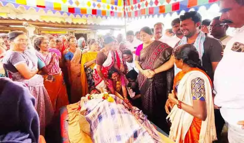 यूरिया खरीदने निकले दो किसानों की दर्दनाक मौत, पूर्व मंत्री ने उठाए सवाल यूरिया खरीदने निकले दो किसानों की दर्दनाक मौत, पूर्व मंत्री ने उठाए सवाल
