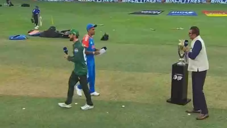 India-Pakistan मैच में टॉस के दौरान हाथ मिलाने की रस्म टूटी? India-Pakistan मैच में टॉस के दौरान हाथ मिलाने की रस्म टूटी?