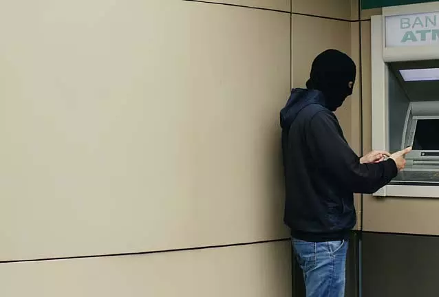 ATM पर गोंद लगाकर ठगी करने वाला योगी राज्य का युवक पुलिस के जाल में फंसा ATM पर गोंद लगाकर ठगी करने वाला योगी राज्य का युवक पुलिस के जाल में फंसा