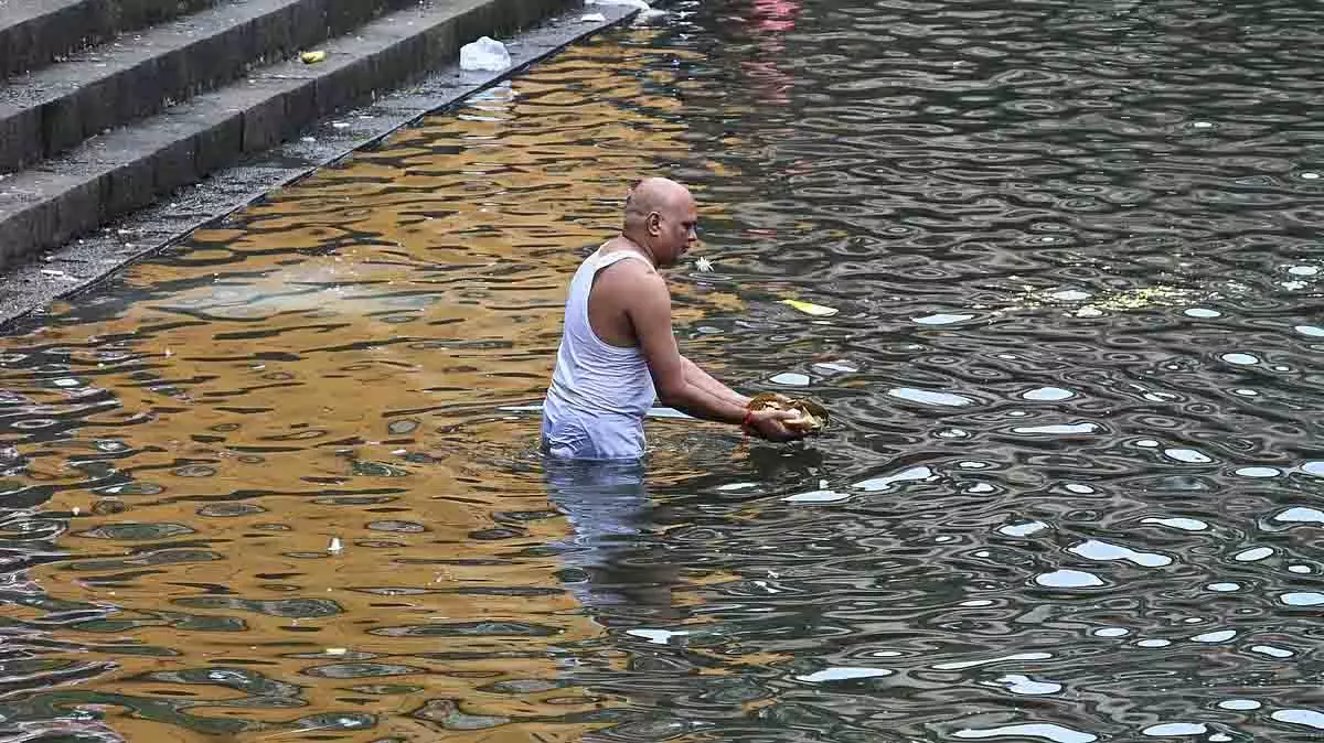 Mumbai: बाणगंगा तालाब पर पुरुषों ने किया रिश्तों का पिंडदान Mumbai: बाणगंगा तालाब पर पुरुषों ने किया रिश्तों का पिंडदान
