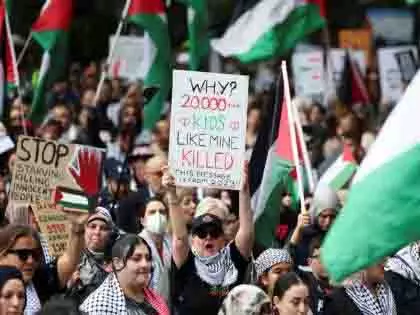 Germany: फिलिस्तीन के समर्थन में 12,000 से ज्यादा लोग जुटे Germany: फिलिस्तीन के समर्थन में 12,000 से ज्यादा लोग जुटे