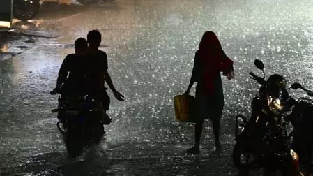 हैदराबाद में भारी बारिश के बीच तीन लोगों के डूबने की आशंका हैदराबाद में भारी बारिश के बीच तीन लोगों के डूबने की आशंका