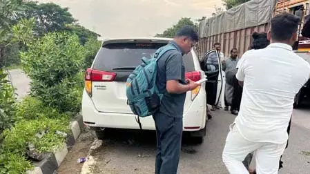 सिद्धिपेट में परिवहन मंत्री के काफिले की गाड़ी का टायर फटने से हादसा, कोई बड़ा नुकसान टला सिद्धिपेट में परिवहन मंत्री के काफिले की गाड़ी का टायर फटने से हादसा, कोई बड़ा नुकसान टला