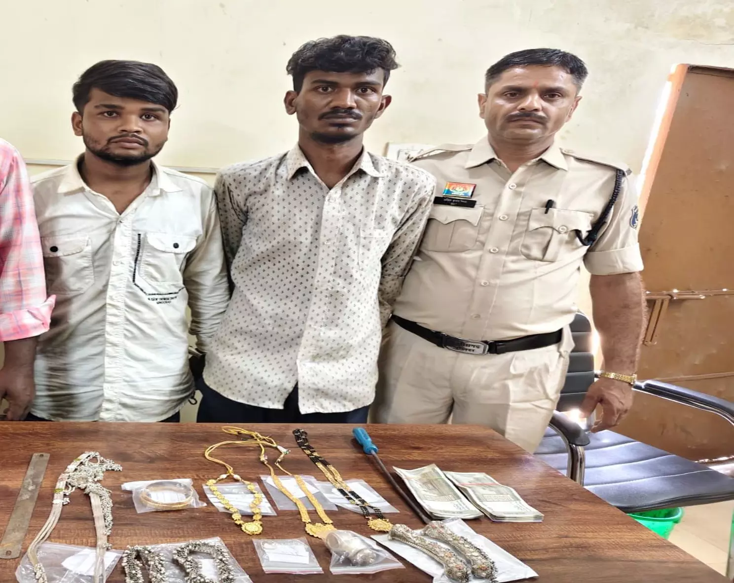 डी.डी.नगर में लाखों के सोने-चांदी के जेवरात की चोरी, 2 शातिर चोर गिरफ्तार डी.डी.नगर में लाखों के सोने-चांदी के जेवरात की चोरी, 2 शातिर चोर गिरफ्तार