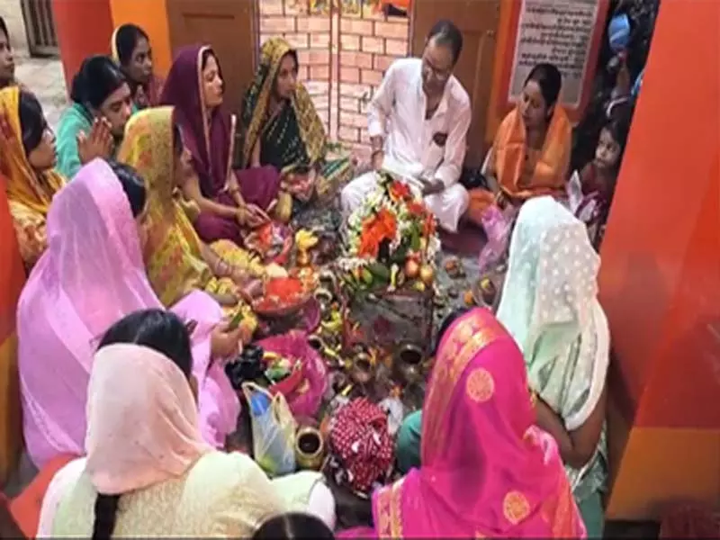बिहार: मुजफ्फरपुर में महिलाओं ने रखा जितिया का निर्जला व्रत, की पूजा-अर्चना बिहार: मुजफ्फरपुर में महिलाओं ने रखा जितिया का निर्जला व्रत, की पूजा-अर्चना