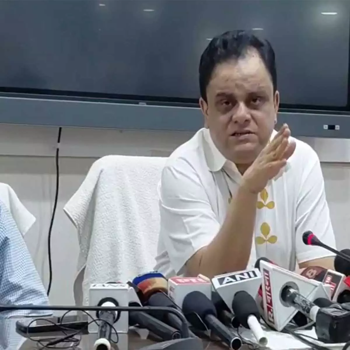 डबल इंजन सरकार में नौकरियां नहीं, दूसरे राज्यों से पश्चिम बंगाल आ रहे उम्मीदवार: Bratya Basu डबल इंजन सरकार में नौकरियां नहीं, दूसरे राज्यों से पश्चिम बंगाल आ रहे उम्मीदवार: Bratya Basu