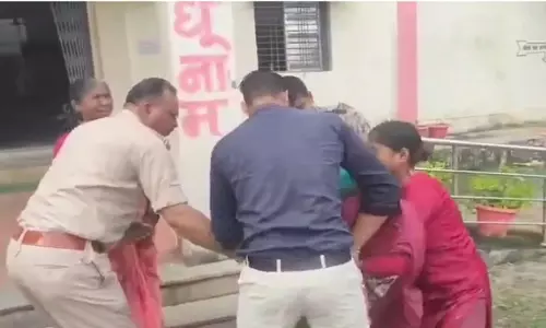 थाने में सामूहिक सुसाइड की कोशिश, दबंगों से परेशान है परिवार थाने में सामूहिक सुसाइड की कोशिश, दबंगों से परेशान है परिवार