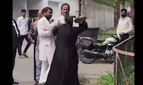 महिला ने कोर्ट परिसर में पति-ससुर की धुनाई कर दी, चल रहा तलाक का मामला