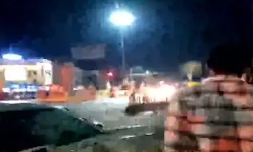 जय स्तंभ चौक में कार ने रौंदा, स्कूटी सवार की हालत गंभीर