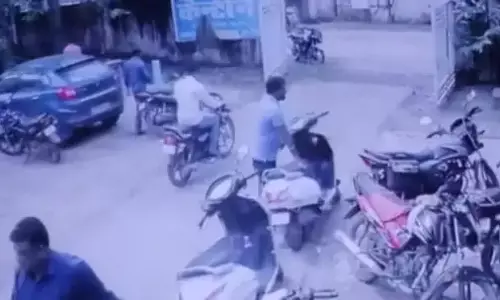 कलेक्ट्रेट परिसर में चोरी, बाइक पर