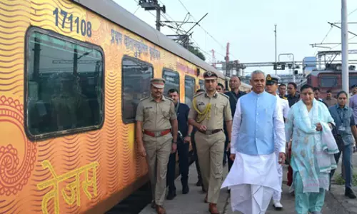 तेजस एक्सप्रेस से मुंबई रवाना हुए राज्यपाल आचार्य देवव्रत, महाराष्ट्र की अतिरिक्त जिम्मेदारी संभालेंगे तेजस एक्सप्रेस से मुंबई रवाना हुए राज्यपाल आचार्य देवव्रत, महाराष्ट्र की अतिरिक्त जिम्मेदारी संभालेंगे