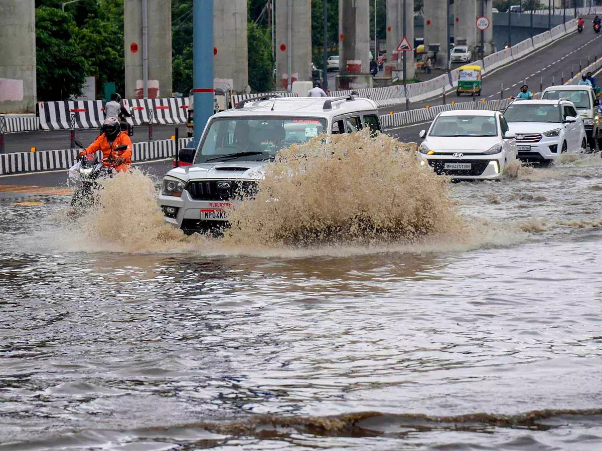 Bhopal: आज से एमपी में मॉनसून लौटेगा, भारी बारिश की चेतावनी Bhopal: आज से एमपी में मॉनसून लौटेगा, भारी बारिश की चेतावनी