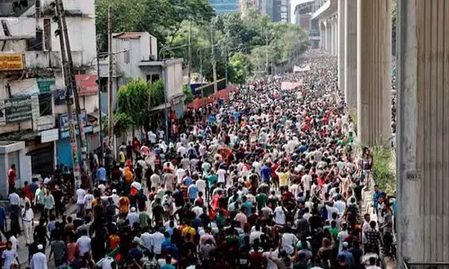 लंदन में बांग्लादेश अंतरिम सरकार के सलाहकार की कार पर अंडे फेंके