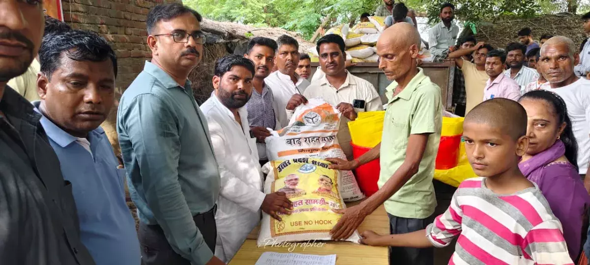 Shahjahanpur: बाढ़ प्रभावित गांवों का दौरा कर विधायक ने बंटवाया राहत सामान