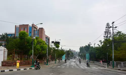भारत-नेपाल सीमा पर सामान्य हो रहे हालात, अंतरिम सरकार गठन के बाद व्यापारिक गतिविधियों में रफ्तार भारत-नेपाल सीमा पर सामान्य हो रहे हालात, अंतरिम सरकार गठन के बाद व्यापारिक गतिविधियों में रफ्तार
