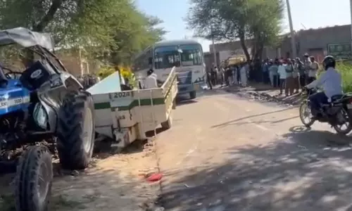 सिरसा में बस और ट्रैक्टर-ट्रॉली में टक्कर, दो महिलाओं की मौत, 25 घायल सिरसा में बस और ट्रैक्टर-ट्रॉली में टक्कर, दो महिलाओं की मौत, 25 घायल