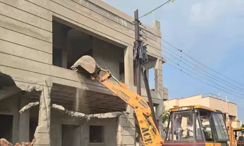 टाटीबंध में अवैध प्लाटिंग पर चला बुलडोजर