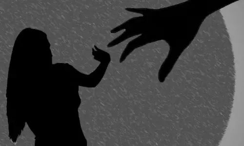 Auraiya: थाने के सामने महिला के साथ क्रूर व्यवहार