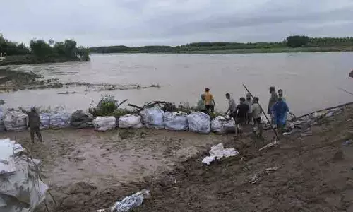 सैकड़ों मील दूर आगरा में ट्रांसजेंडर Punjab में बाढ़ के कम होने की प्रार्थना कर रहे सैकड़ों मील दूर आगरा में ट्रांसजेंडर Punjab में बाढ़ के कम होने की प्रार्थना कर रहे