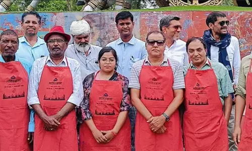 भिलाई इस्पात संयंत्र में पेंटिंग बनाने वाले कलाकारों का नागरिक अभिनंदन भिलाई इस्पात संयंत्र में पेंटिंग बनाने वाले कलाकारों का नागरिक अभिनंदन