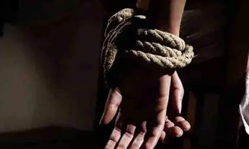 Bandlaguda में एक गिरोह ने दो लोगों का अपहरण कर उन पर बेरहमी से हमला किया Bandlaguda में एक गिरोह ने दो लोगों का अपहरण कर उन पर बेरहमी से हमला किया