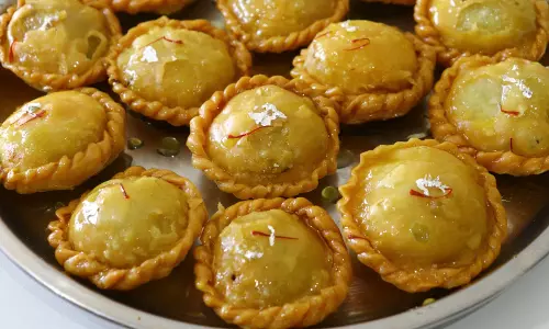 घर पर बनाए मावा चंद्रकला, जाने बनाने की विधि