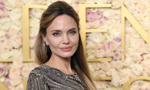 Angelina Jolie जैसी सहज सुंदरता के लिए अपनाई जाने वाली त्वचा की दिनचर्या Angelina Jolie जैसी सहज सुंदरता के लिए अपनाई जाने वाली त्वचा की दिनचर्या