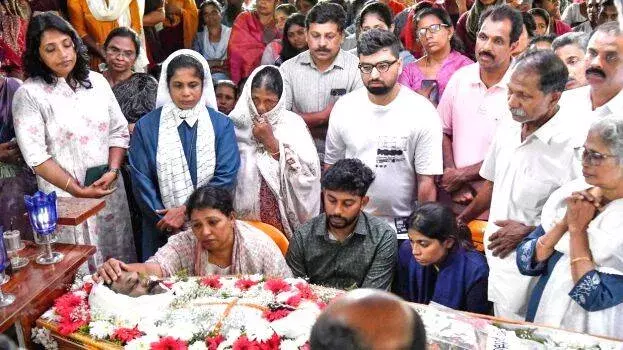 Kerala: स्थानीय प्रशासन मामले की जांच में जुटा, राजनीति बनी मुख्य मुद्दा Kerala: स्थानीय प्रशासन मामले की जांच में जुटा, राजनीति बनी मुख्य मुद्दा