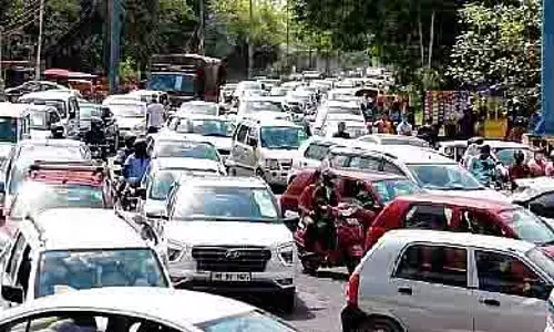 Mumbai: एलफिंस्टन ब्रिज गिराने से हड़कंप, विरोध प्रदर्शन और कर्फ्यू लागू Mumbai: एलफिंस्टन ब्रिज गिराने से हड़कंप, विरोध प्रदर्शन और कर्फ्यू लागू