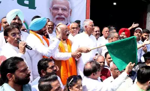 Jakhar, बिट्टू ने राहत सामग्री के 60 ट्रकों को हरी झंडी दिखाई Jakhar, बिट्टू ने राहत सामग्री के 60 ट्रकों को हरी झंडी दिखाई