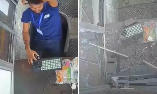 Jaipur: टायर फटने से ट्रक का शीशा टूटा, कर्मचारी बाल-बाल बचा Jaipur: टायर फटने से ट्रक का शीशा टूटा, कर्मचारी बाल-बाल बचा