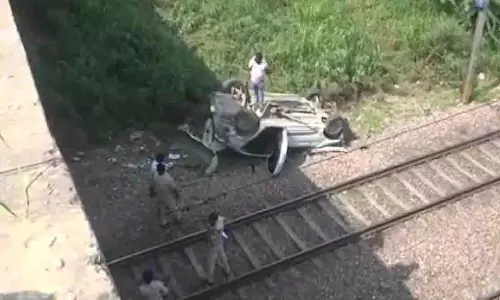 Delhi: कार टकराई बाइक से, फिर फ्लाईओवर से रेलवे ट्रैक पर गिरी