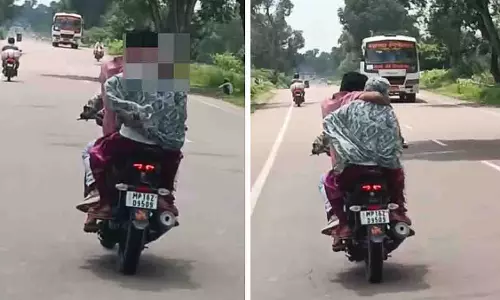 Chhatarpur: चलती बाइक पर किस करते कपल पकड़ा गया