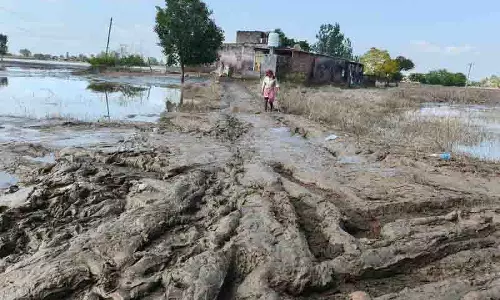 Baupur school से गाद साफ कर कक्षाएं शुरू करने की तैयारी Baupur school से गाद साफ कर कक्षाएं शुरू करने की तैयारी