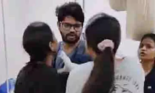 Shahdol: मेडिकल कॉलेज के लेबर रूम में इंटर्न्स ने महिला डॉक्टर पर हमला किया Shahdol: मेडिकल कॉलेज के लेबर रूम में इंटर्न्स ने महिला डॉक्टर पर हमला किया