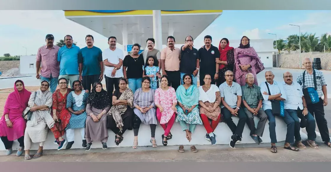 Kerala : नेपाल में फंसे 40 सदस्यीय मलयाली पर्यटकों का समूह सुरक्षित केरल लौटा Kerala : नेपाल में फंसे 40 सदस्यीय मलयाली पर्यटकों का समूह सुरक्षित केरल लौटा