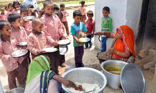 Rajasthan के एक स्कूल में मिड-डे मील खाने से 90 बच्चे बीमार पड़ गए Rajasthan के एक स्कूल में मिड-डे मील खाने से 90 बच्चे बीमार पड़ गए