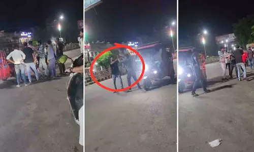 MP : छतरपुर में पुलिस के सामने रिक्शा चालक ने यात्री को थप्पड़ मारा